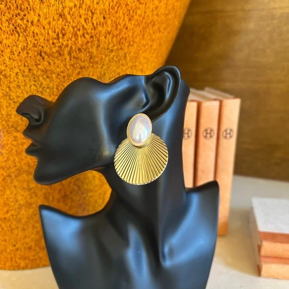 Zara Gold and Pearl Fan Earrings - Picture 3 of 4